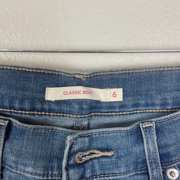 Levi's Woman's Sz‎ 6 Classic Boot Cut Light Wash Mid Rise Butterfly Patch Girly - Picture 2 of 7